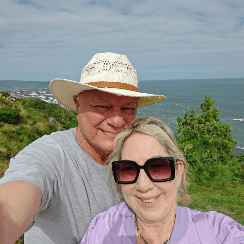 Casal de aposentados sorrindo